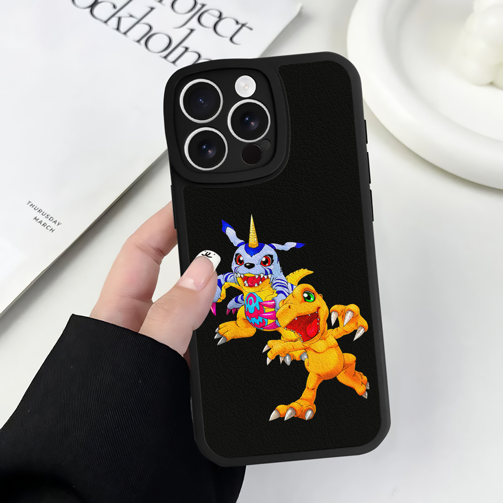 （画像用） Digimon デジタルモンスター/デジモン 【iPhone 16シリーズ対応】シリコンスマホケース（レザー調） 材質：シリコン